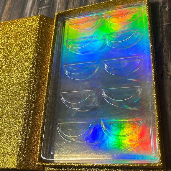 5for$10 Gold Glitter Lash’s Carrying Storage Box Holds 5 Pairs of Fake Lashes - Picture 2 of 5